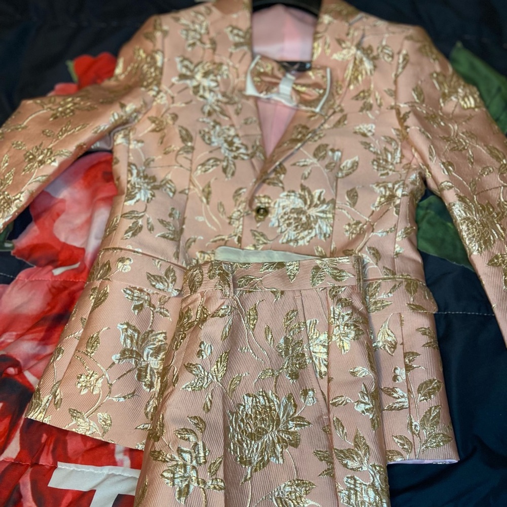 Color: Light pink/rose color prom suit. 
Style: Allen-21. Size: small